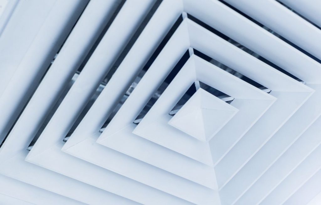 ¿Cómo circula el aire por los conductos de ventilación?